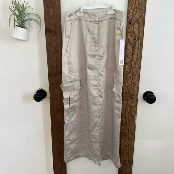 New House of Harlow 1960 Cargo Satin Skirt Women’s Xs
New with tags